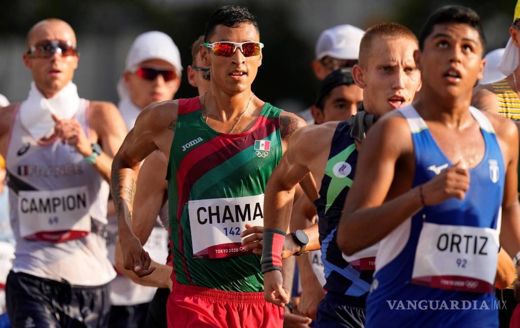 $!Noel Chama (c) de México compite en la final masculina de 20km Race Walk durante los eventos de atletismo de los Juegos Olímpicos de Tokio 2020. EFE