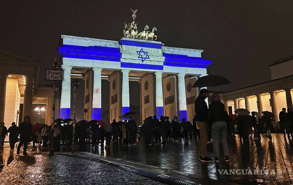 $!La emblemática Puerta de Brandenburgo se ilumina con los colores de la bandera israelí como muestra de solidaridad, en Berlín, Alemania.