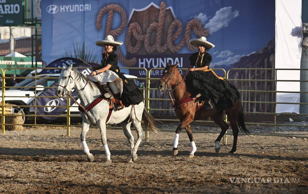 $!Parte de la Escaramuza de la Universidad Autónoma Agraria Antonio Narro. FOTO: HÉCTOR GARCÍA