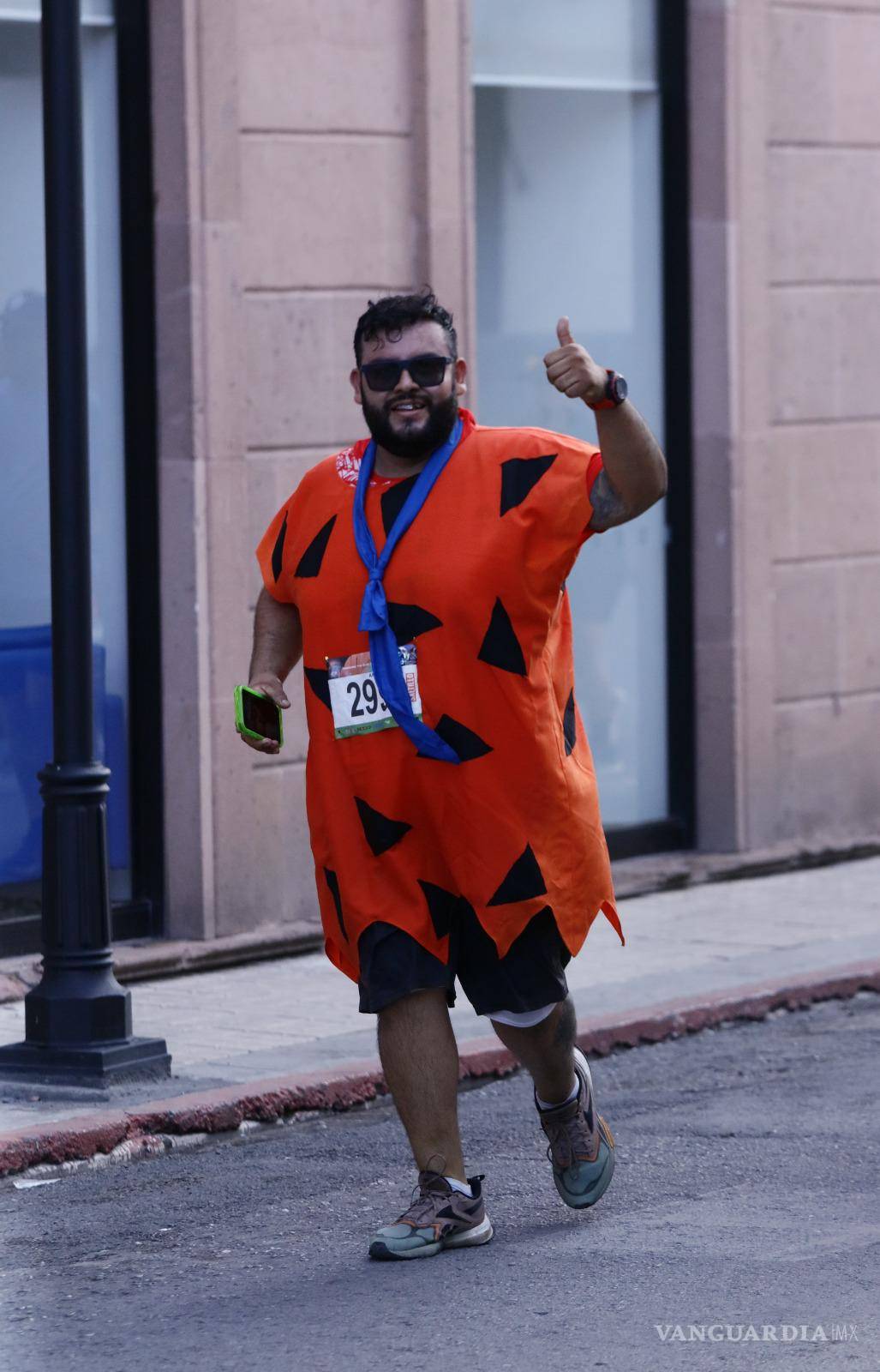 $!Ni siquiera Pedro Picapiedra se quiso perder de la carrera.