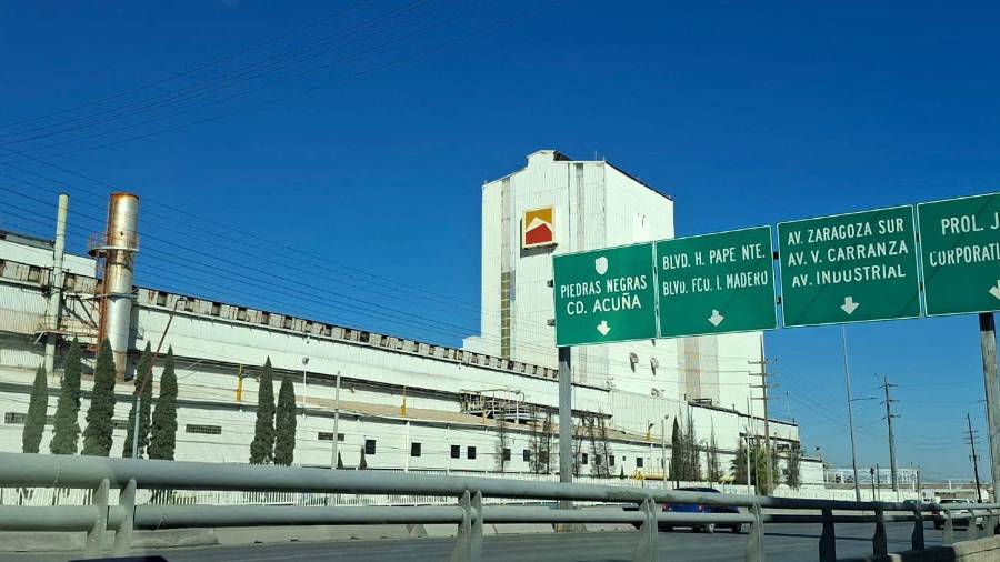 La planta es clave en la cadena industrial del acero al recubrir materiales con zinc.