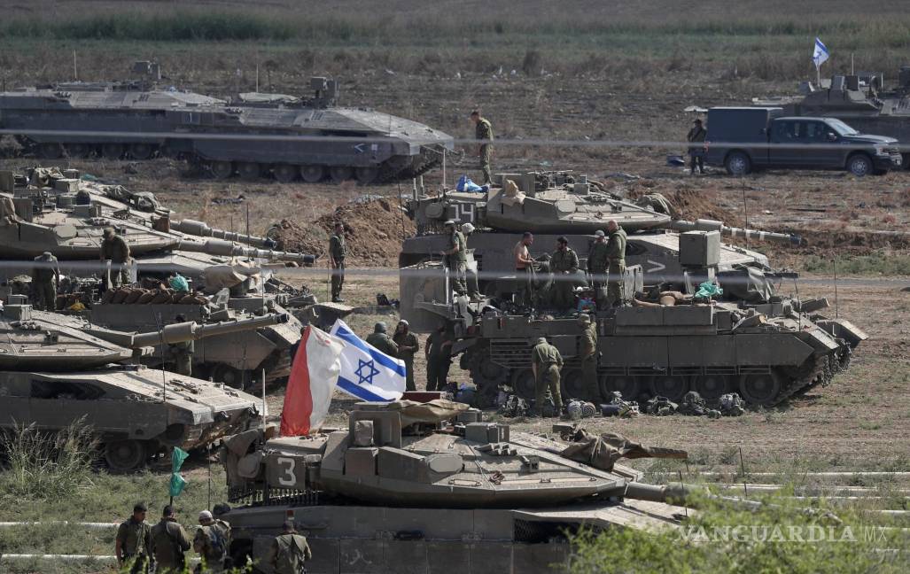 $!Tropas israelíes con una variedad de vehículos militares, incluidos tanques de batalla ‘Merkava’, en un lugar en la frontera con Gaza, el 14 de octubre de 2023.