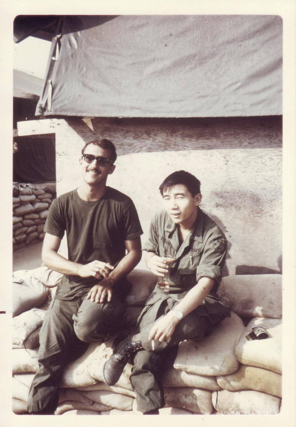 $!En esta fotografía proporcionada por William Fong, se ve a Fong sentado con un compañero soldado en una base militar estadounidense en Vietnam en 1969.