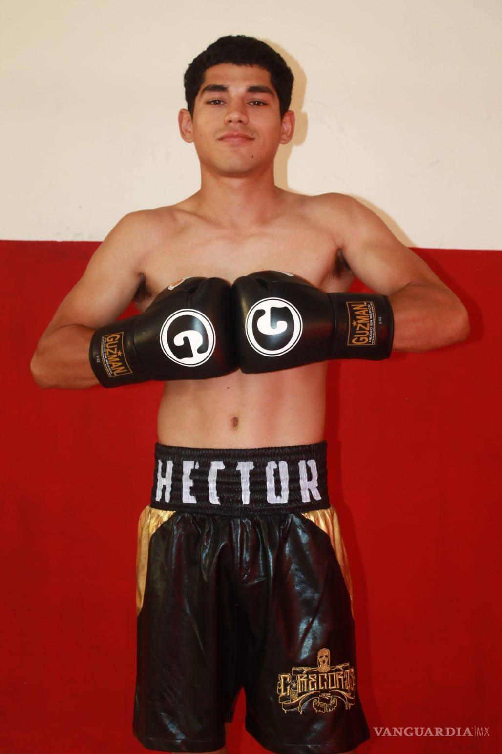 $!Además de desempeñarse como boxeador, Héctor está por terminar una licenciatura en Administración de empresas y trabaja como auxiliar de ventas.