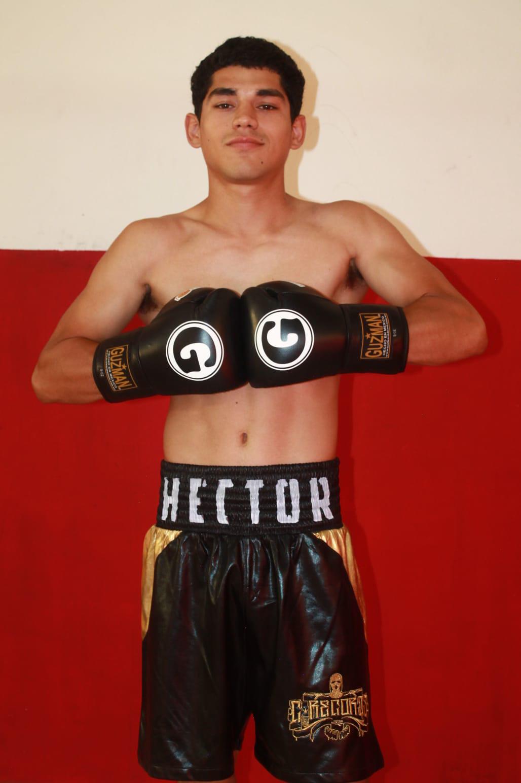 $!Además de desempeñarse como boxeador, Héctor está por terminar una licenciatura en Administración de empresas y trabaja como auxiliar de ventas.