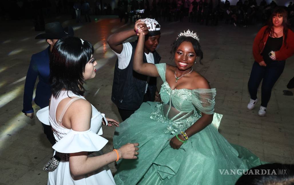 $!Steisy baila junto a sus invitadps durante la celebración de sus XV años, considerada por muchos “la fiesta más famosa de Saltillo”.