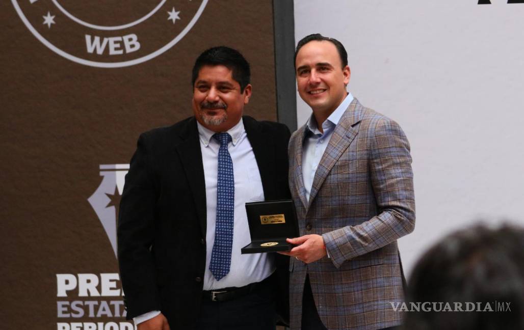 $!Ulises Martínez es galardonado con el Premio a la Trayectoria, celebrando 25 años de periodismo especializado en seguridad.