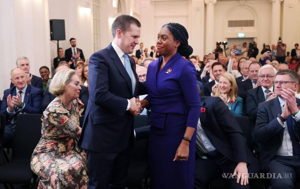 $!La nueva líder del Partido Conservador, Kemi Badenoch (d), es felicitada por el candidato Robert Jenrick tras el anuncio del nuevo líder del partido en Londres.