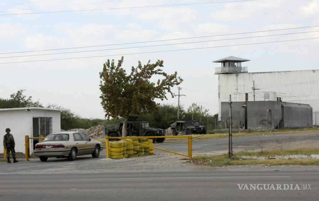 $!Soldados custodian la entrada una prisión estatal en Piedras Negras, México, el 18 de septiembre de 2012.