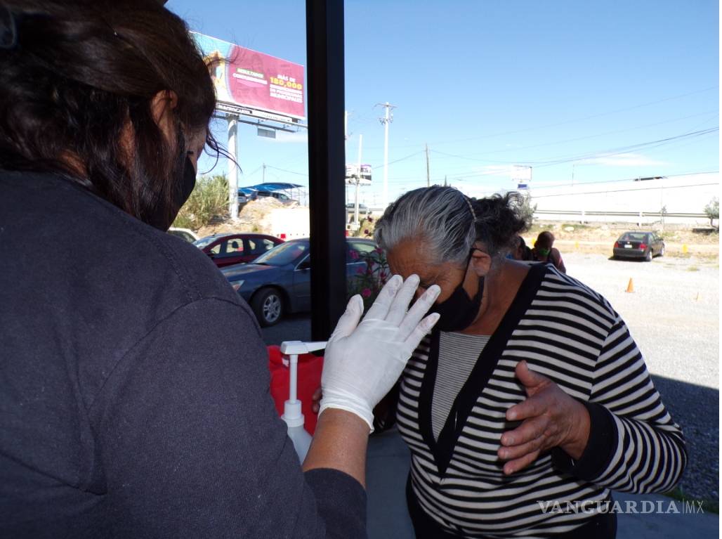 $!‘Si no sale a trabajar no puede tener un sustento’, comunidad cristiana alivia carencias