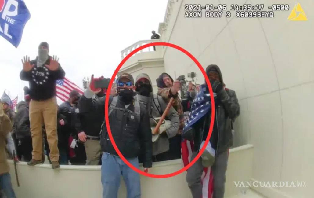 $!Imagen de la cámara de video corporal de un oficial del Departamento de Policía Metropolitana de Washington se muestra a Peter Schwartz en un círculo rojo.
