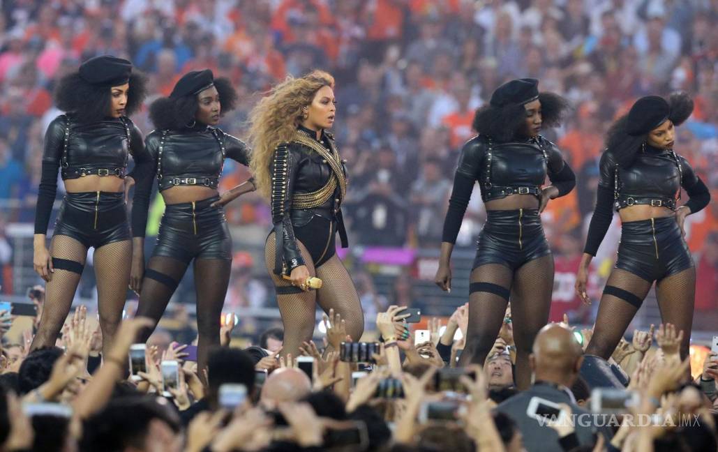 $!Beyoncé comenzó a cantar “Formation” con un equipo de baile totalmente femenino que lucía boinas al estilo de los Black Panthers.