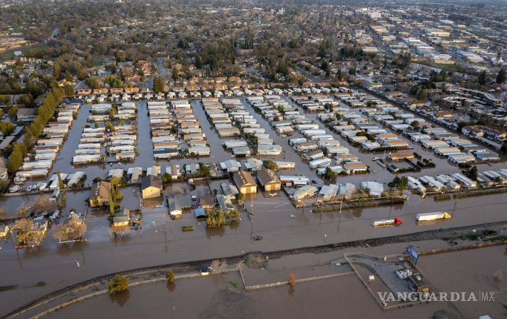 ‘Estamos atrapados aquí’; lluvias, aludes y socavones azotan a California