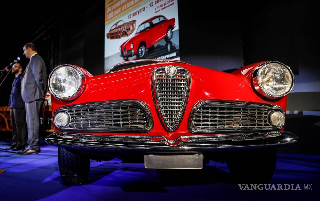 $!Un Alfa Romeo Guillieta Sprint 1954 diseñado por el diseñador y constructor de automóviles italiano Nuccio Bertone se exhibe durante la ceremonia de apertura de la exposición ‘100 años de autos de estilo italiano de Nuccio Bertone’ en Moscú, Rusia. EFE/EPA/YURI KOCHETKOV