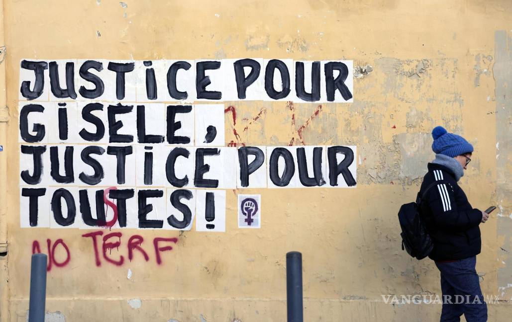 $!Un grafiti en una pared que dice ‘Justicia para Gisele, Justicia para todos’ se muestra en una pared cerca del tribunal penal de Avignon, Francia.