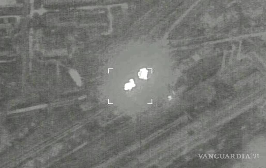 $!Humo saliendo de la planta de acero de Azovstal durante los ataques aéreos de los cazabombarderos rusos Su-34 en Mariupol, Ucrania.