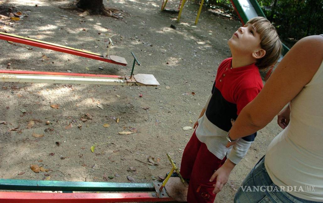 $!Un niño autista cubano juega en el parque.