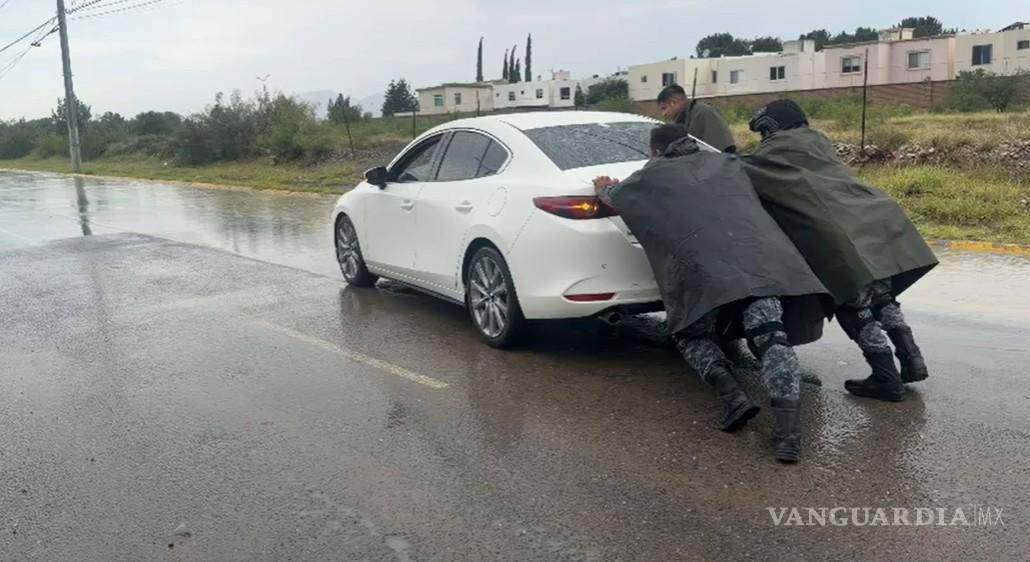$!Elementos de la Comisaría de Seguridad y Protección Ciudadana atendieron a conductores que quedaron varados