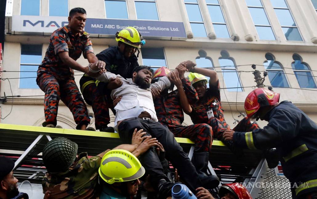 $!19 los muertos y a 73 los heridos por incendio en un rascacielos en Bangladesh