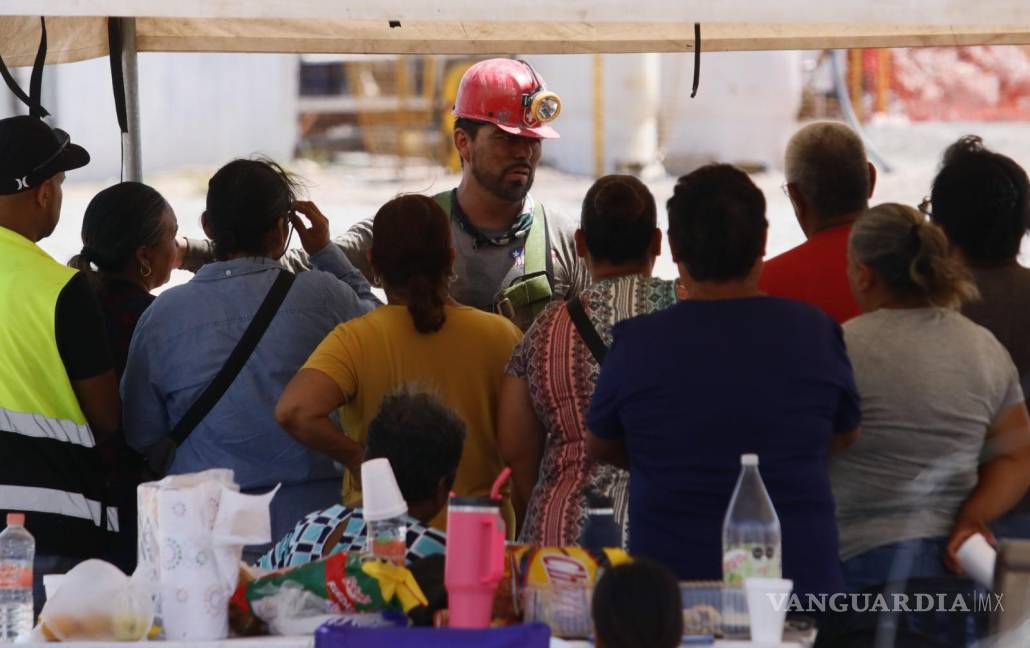 $!Portavoz de los trabajadores de rescate le dio información a las viudas.