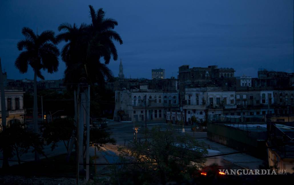 $!Un vecindario permanece a oscuras durante un apagón provocado por el paso del huracán Ian en La Habana, Cuba.
