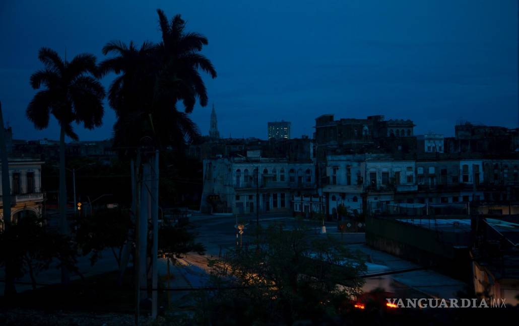 $!Un vecindario permanec a oscuras durante un apagón provocado por el paso del huracán Ian en La Habana, Cuba.