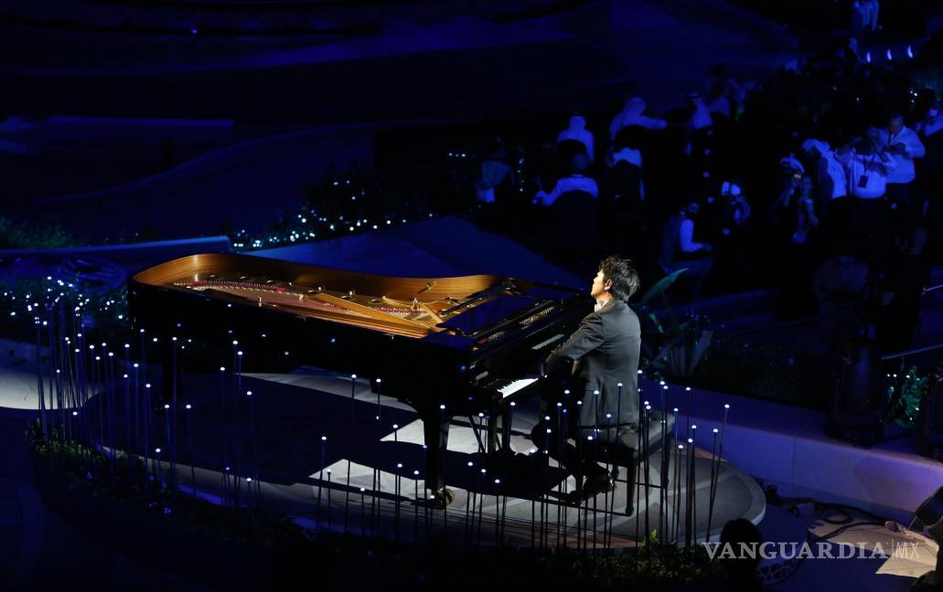 $!El pianista chino Lang Lang actúa en el centro de actuación en Al Wasl Plaza en el sitio de la EXPO durante la ceremonia de apertura oficial de la EXPO 2020, Dubai, Emiratos Árabes Unidos. EFE/EPA/Ali Haider