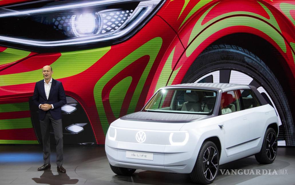 $!Ralf Brandstaetter, miembro del Consejo de Administración de la marca Volkswagen, presenta el “ID. Life” en el Salón del Automóvil de IAA en Munich, Alemania. AP/Sven Hoppe/dpa