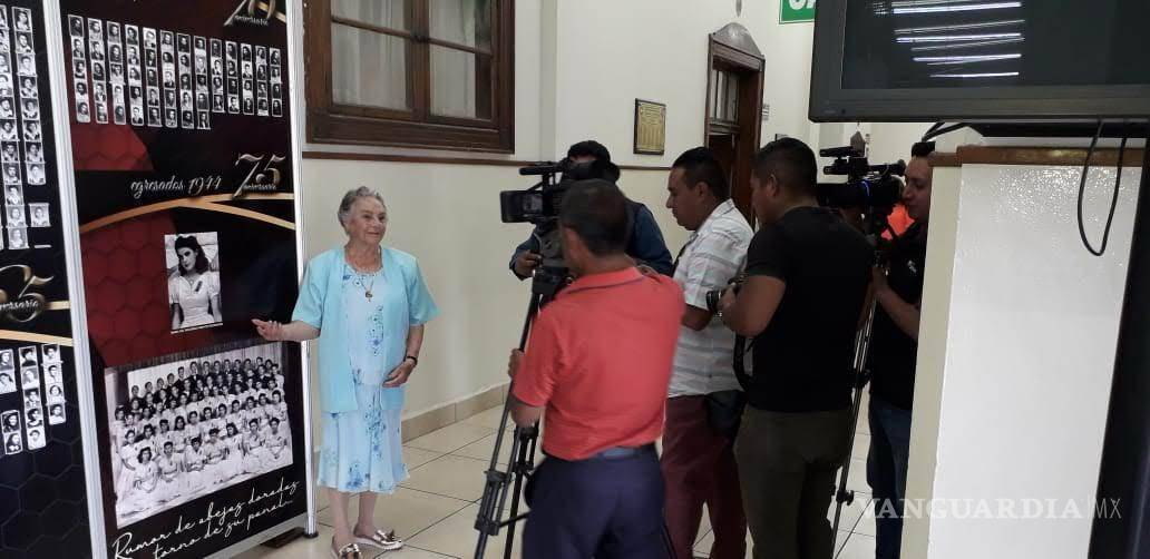 $!La maestra Socorro cuando cumplió 75 años de egresada de la Normal y le otorgaron una mención especial por ser la única sobreviviente de aquella generación.