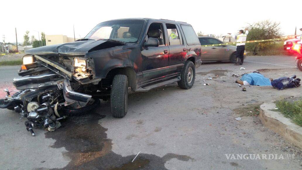 $!Motociclista muere al chocarlo camioneta en Torreón