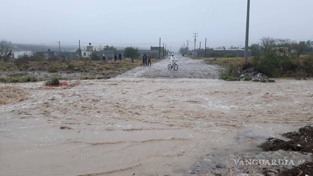 $!Evacúan familias y atienden reportes por fuertes lluvias en Monclova