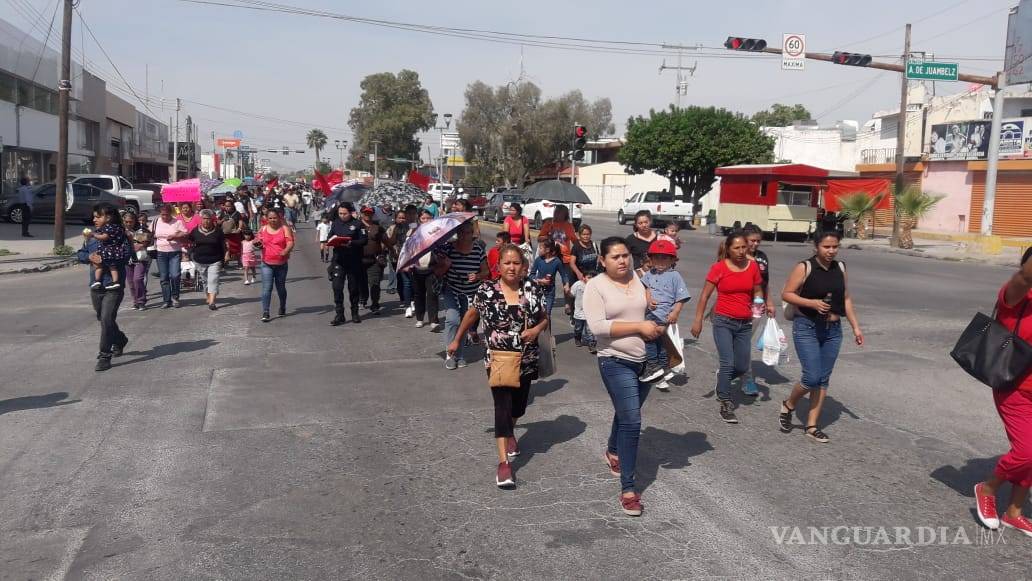 $!'Antorchistas' se manifiestan en oficinas de Infonavit Torreón
