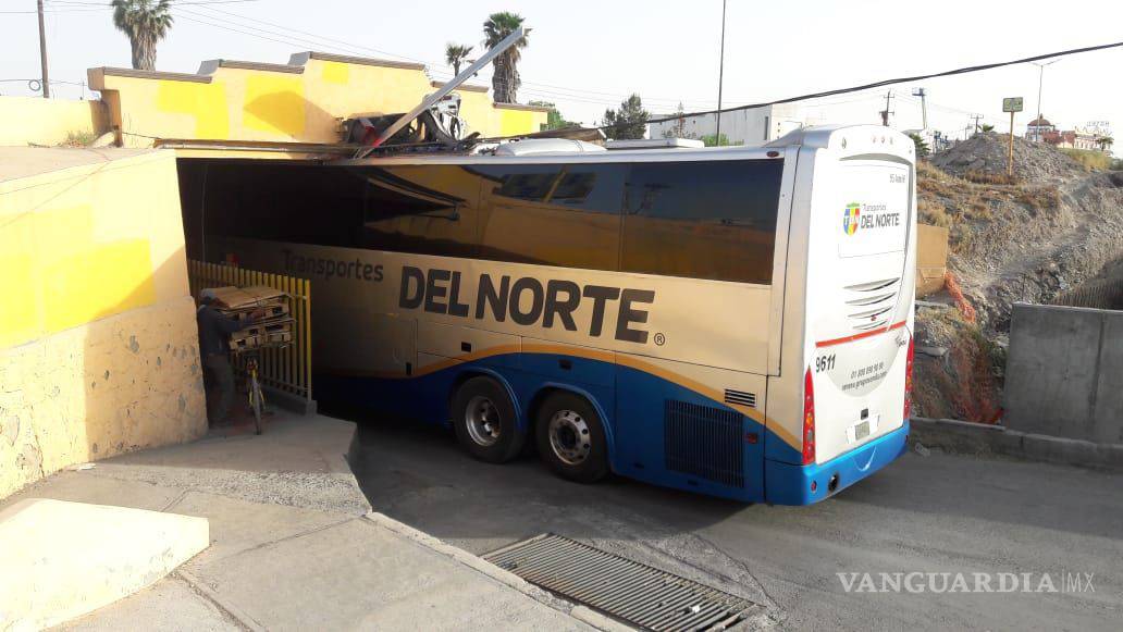 $!Atora su camión en el puente de Ramos Arizpe