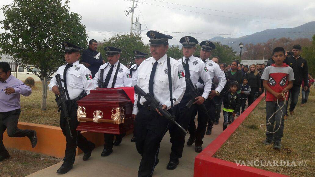 $!Despiden con honores al policía caído en la Sierra de Arteaga