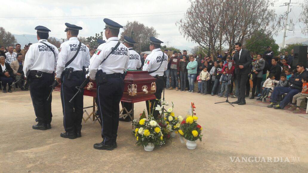 $!Despiden con honores al policía caído en la Sierra de Arteaga