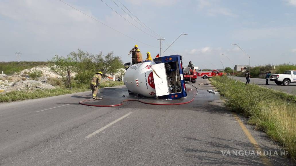 Bomberos atienden volcadura de pipa de gas en Monclova