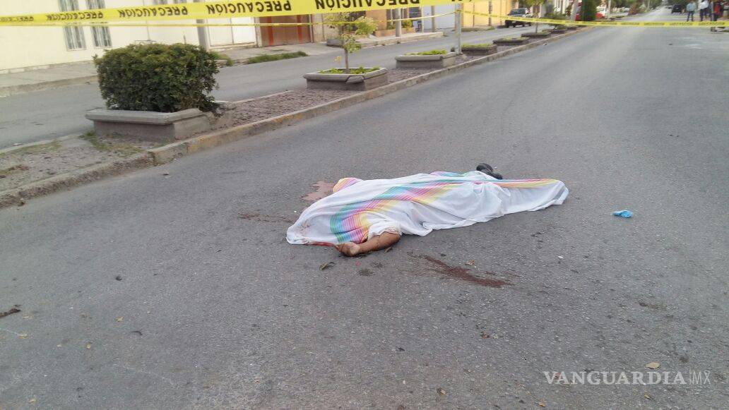 $!En Torreón, auto impacta a ciclista, lo mata y huye