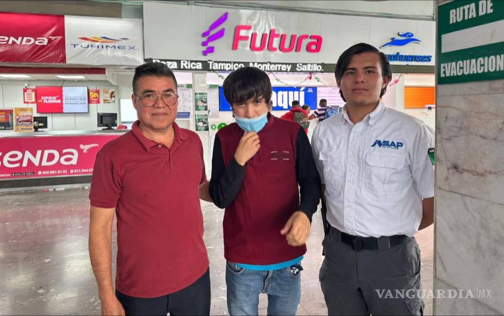 $!Su padre viajó desde León, Guanajuato, para recibirlo tras días de búsqueda.