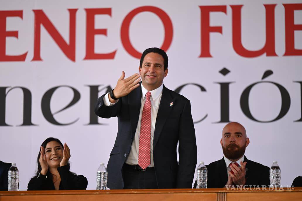 $!Durante la ceremonia, el edil destacó programas de becas, prevención y participación dirigidos a la juventud saltillense.