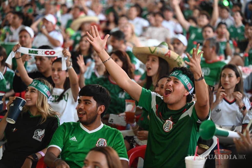 $!Cientos de familias llenaron la velaria del Biblioparque Norte para disfrutar de la transmisión del partido entre México y Corea del Sur dentro del FUTFEST Saltillo 2026.