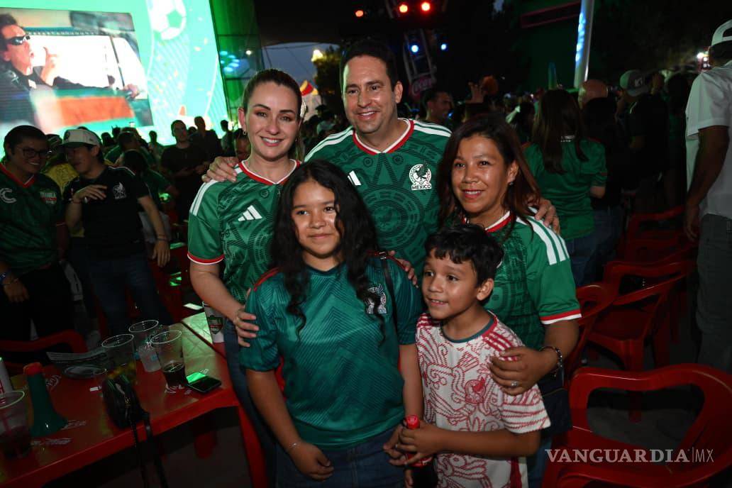 $!El ambiente mundialista se vivió al máximo en Saltillo, donde aficionados de todas las edades se reunieron para apoyar a la Selección Mexicana en un espacio familiar y seguro.