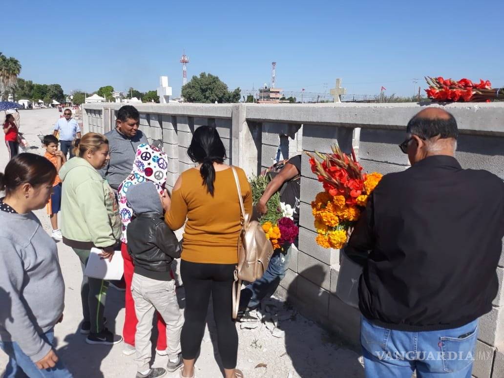 $!Gente entra por la fuerza a panteón en Torreón para visitar tumbas de sus seres queridos