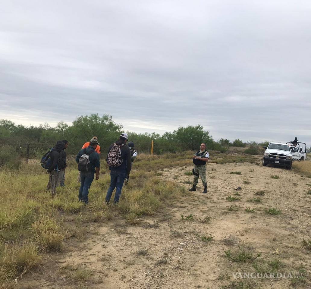 $!'Polleros' abandonan a migrantes en brechas de Piedras Negras