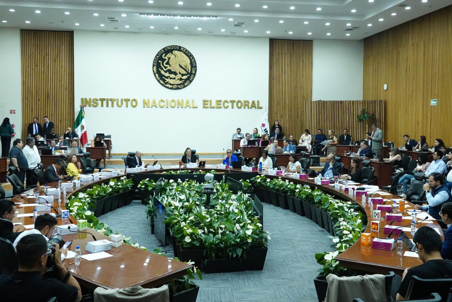Prohíbe INE distribución de ‘acordeones’ para elección judicial; sancionan a 3 candidatos. Noticias en tiempo real