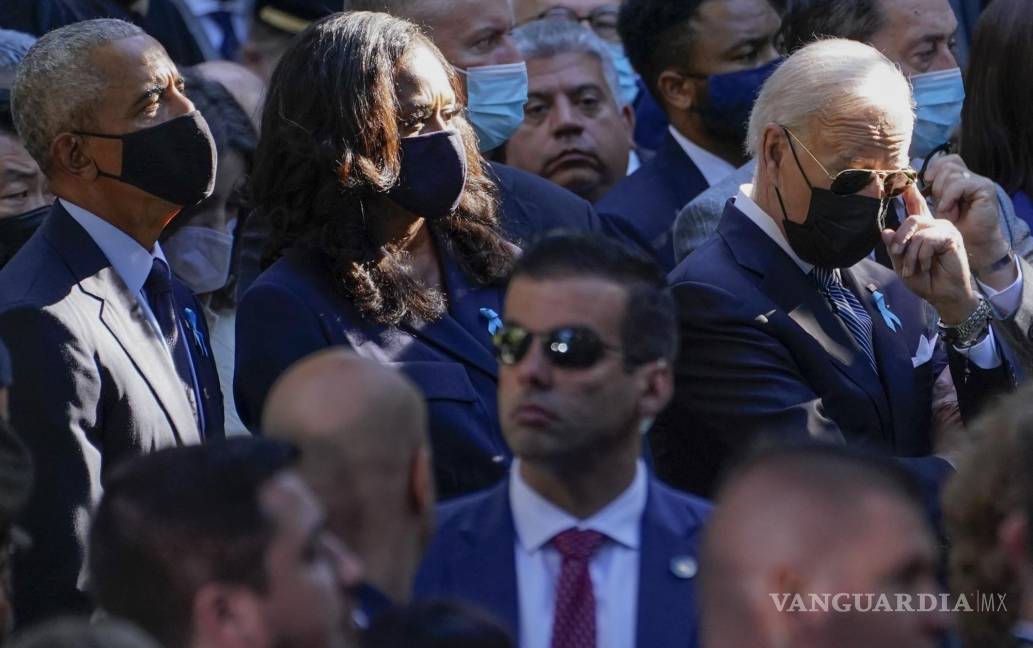 $!El presidente Joe Biden se enjuga los ojos mientras asiste a una ceremonia que marca el vigésimo aniversario de los ataques terroristas del 11 de septiembre de 2001 en el Museo y Monumento Nacional del 11 de septiembre de Nueva York. El ex presidente Barack Obama, izquierda, y la ex primera dama † Michelle Obama mira. AP/Evan Vucci
