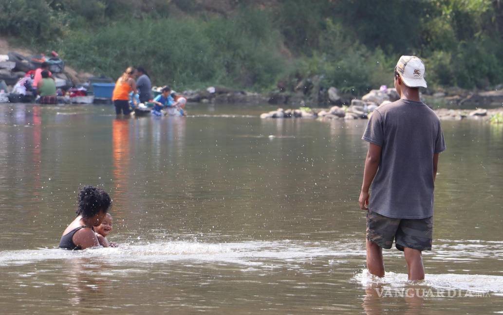 $!Los migrantes aprovechan la caída del afluente del río Suchiate y la escasez de elementos de seguridad para cruzar sin restricciones.