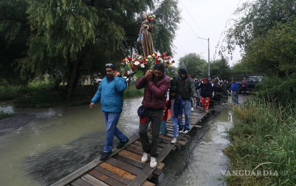 $!‘Guerreros de Dios’ construyen un puente peatonal en el vado del arroyo durante la lluvia.