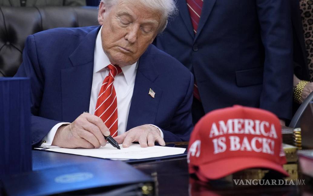 $!Trump firmó el documento en el Despacho Oval, donde agradeció su labor a congresistas y senadores presentes ahí, como el presidente de la Cámara Baja, Mike Johnson.
