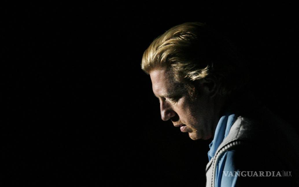 $!Boris Becker hace su entrada antes de su partido de semifinales contra Jim Courier en el ‘Master Senior Comunidad de Madrid’ en Madrid el 29 de marzo de 2008.