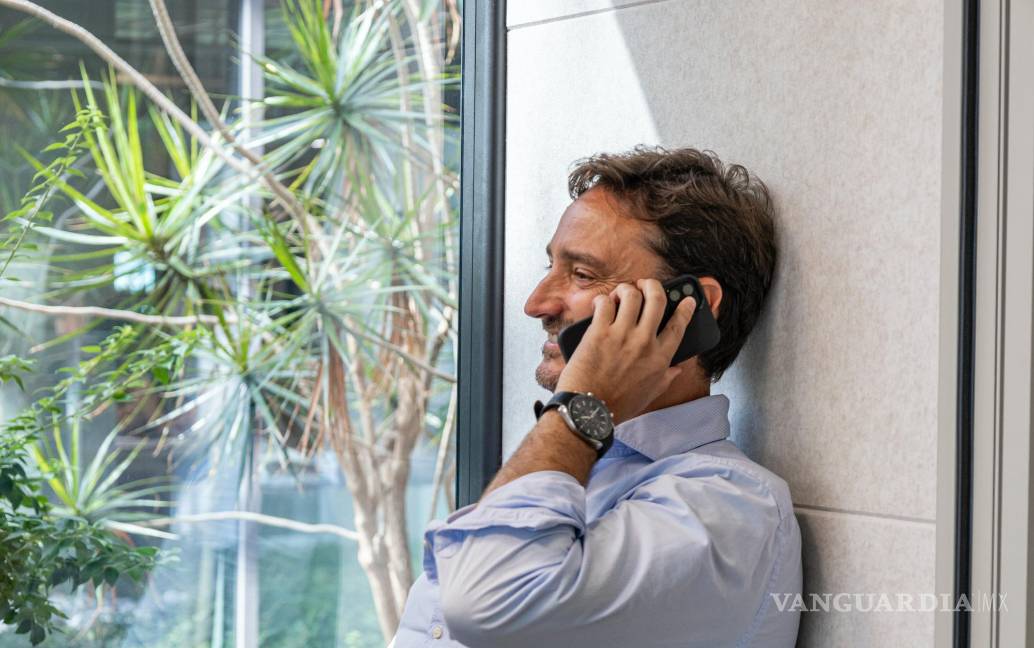 $!Conversación telefónica dentro de una cabina isonorizada.